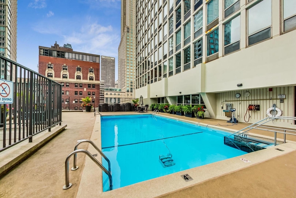 111 E Chestnut Street - Photo 11