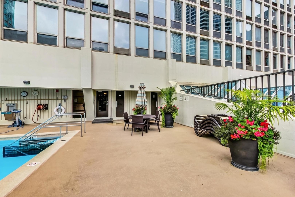 111 E Chestnut Street - Photo 10