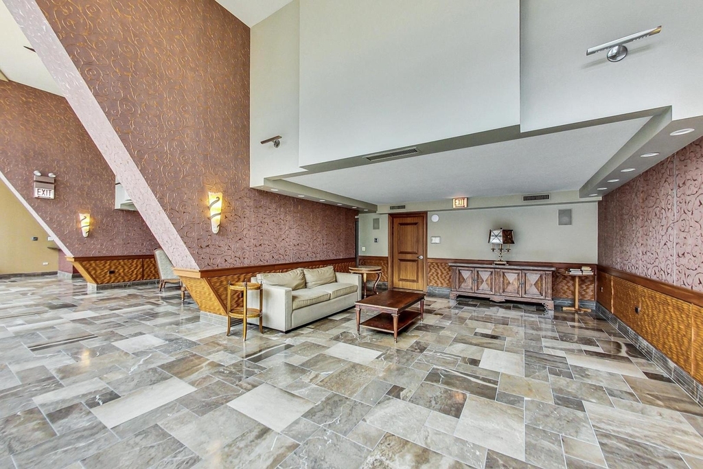 111 E Chestnut Street - Photo 17