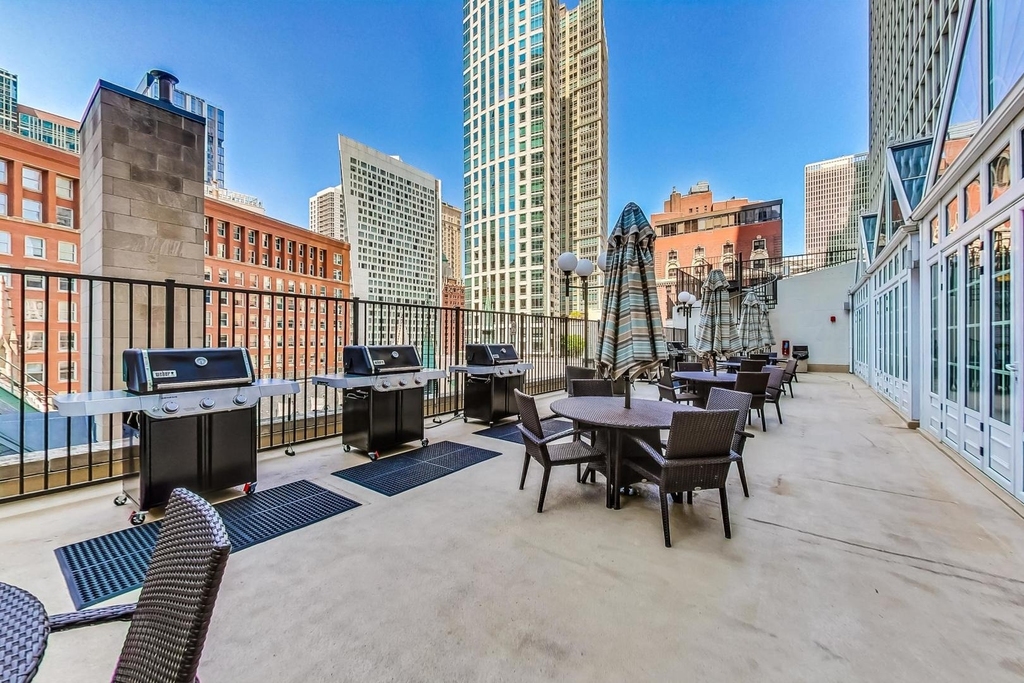 111 E Chestnut Street - Photo 9