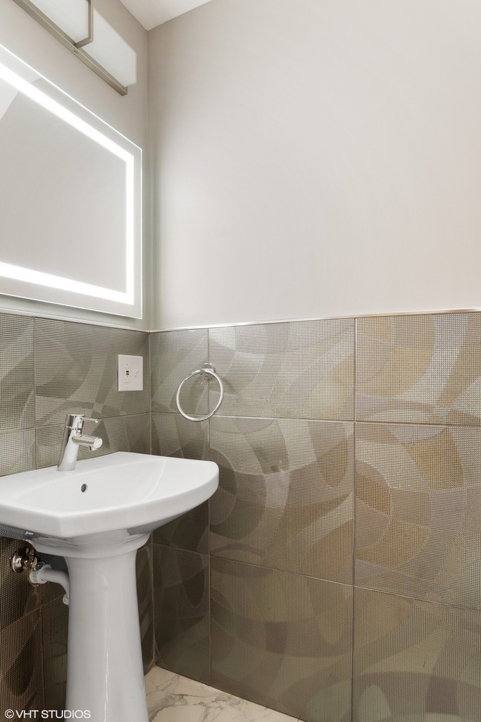 608 W Arlington Place - Photo 4