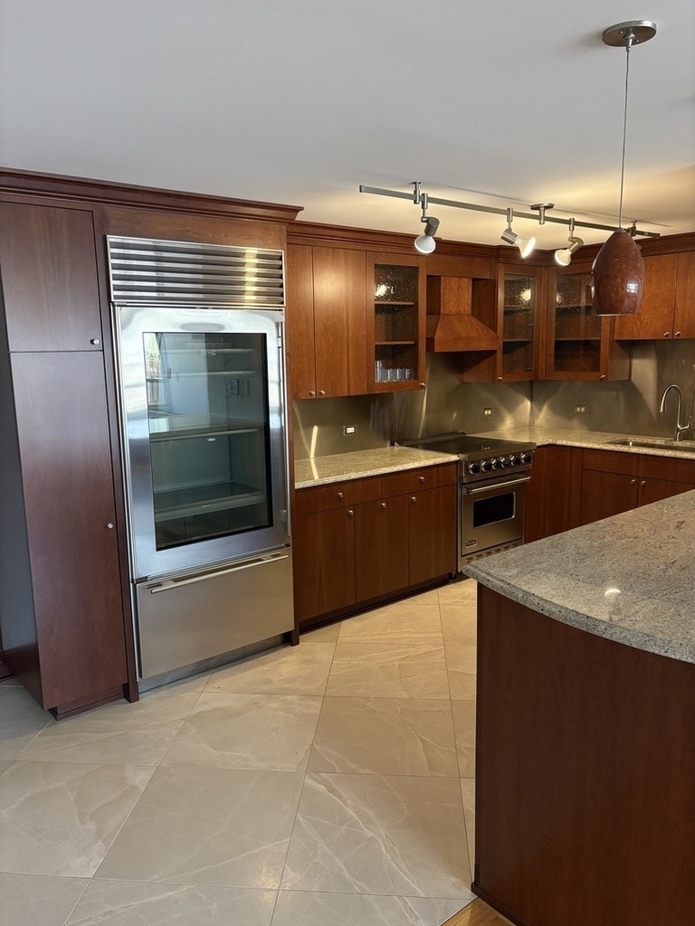 201 E Chestnut Street - Photo 2