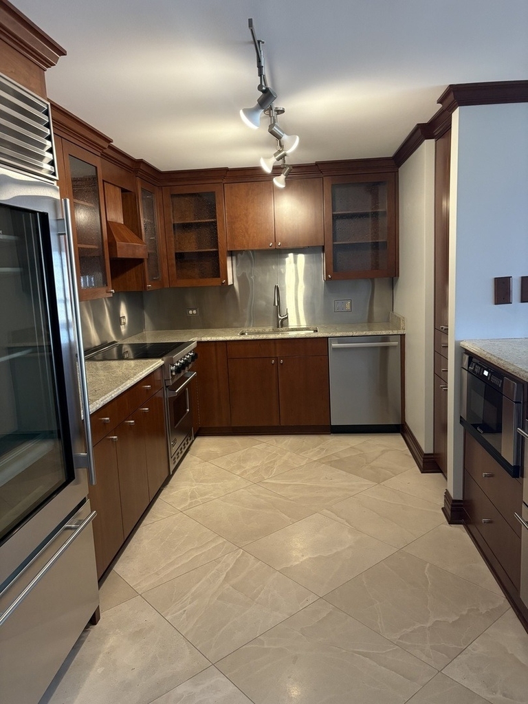 201 E Chestnut Street - Photo 3