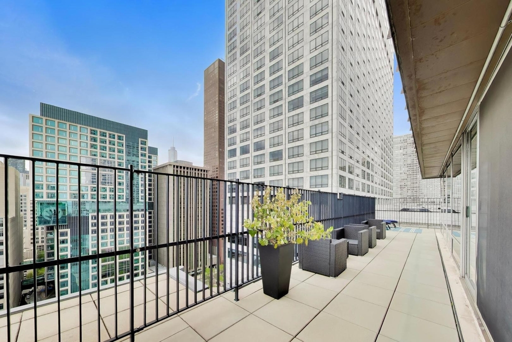 201 E Chestnut Street - Photo 14