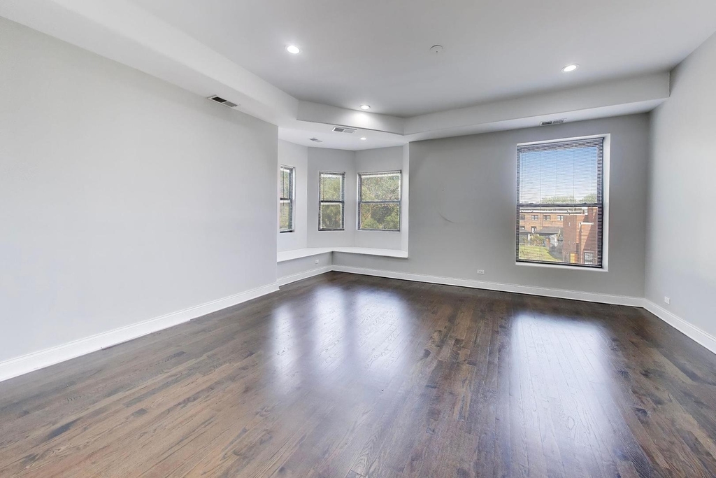 3330 S Indiana Avenue - Photo 3