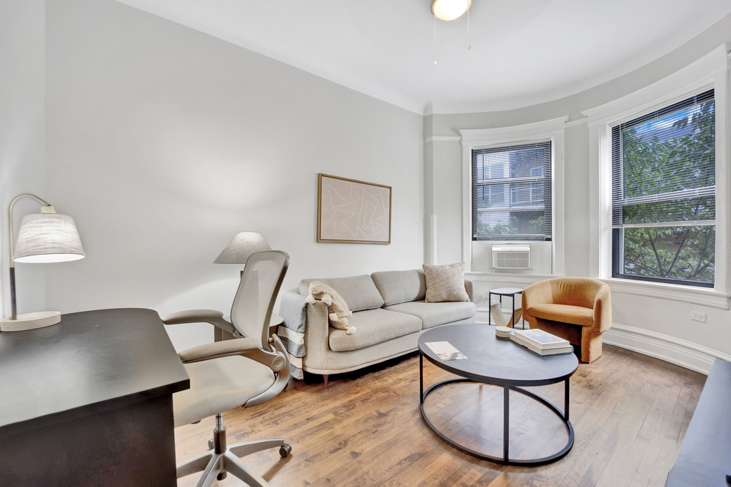 1006 W Dakin Street - Photo 1