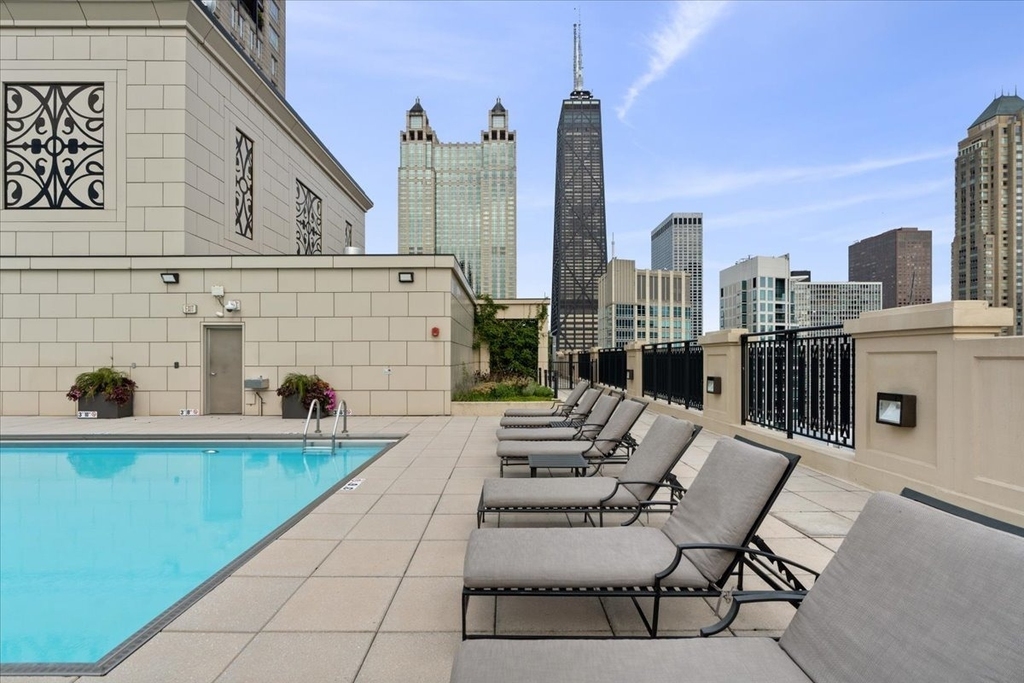 10 E Delaware Place - Photo 27