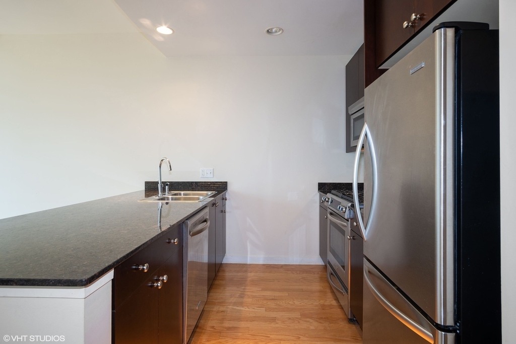 303 W Ohio Street - Photo 5