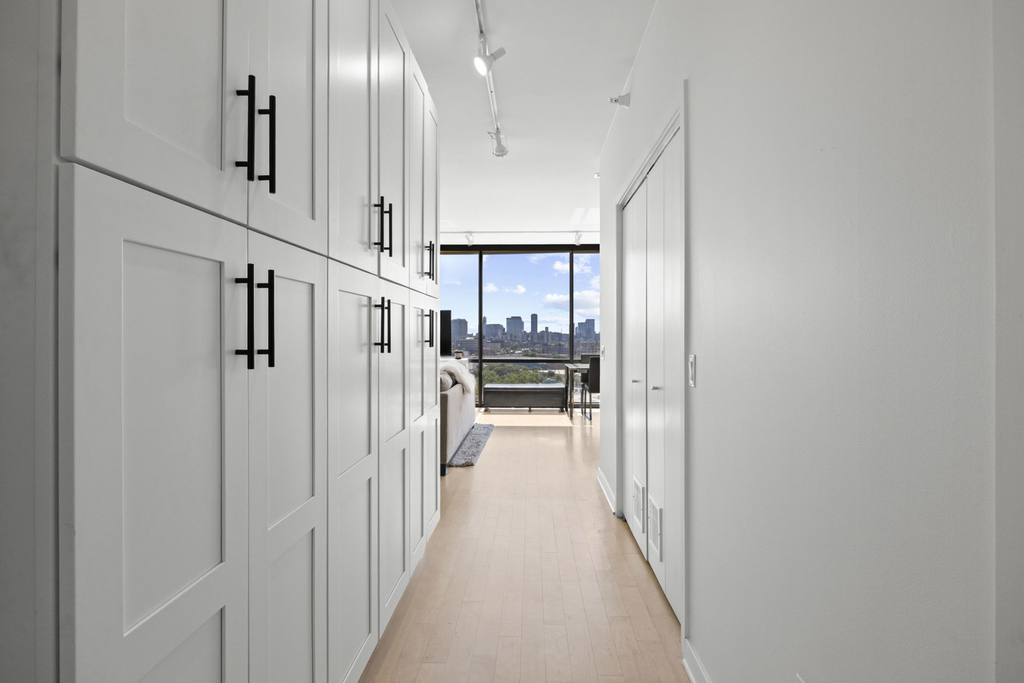 860 W Blackhawk Street - Photo 15