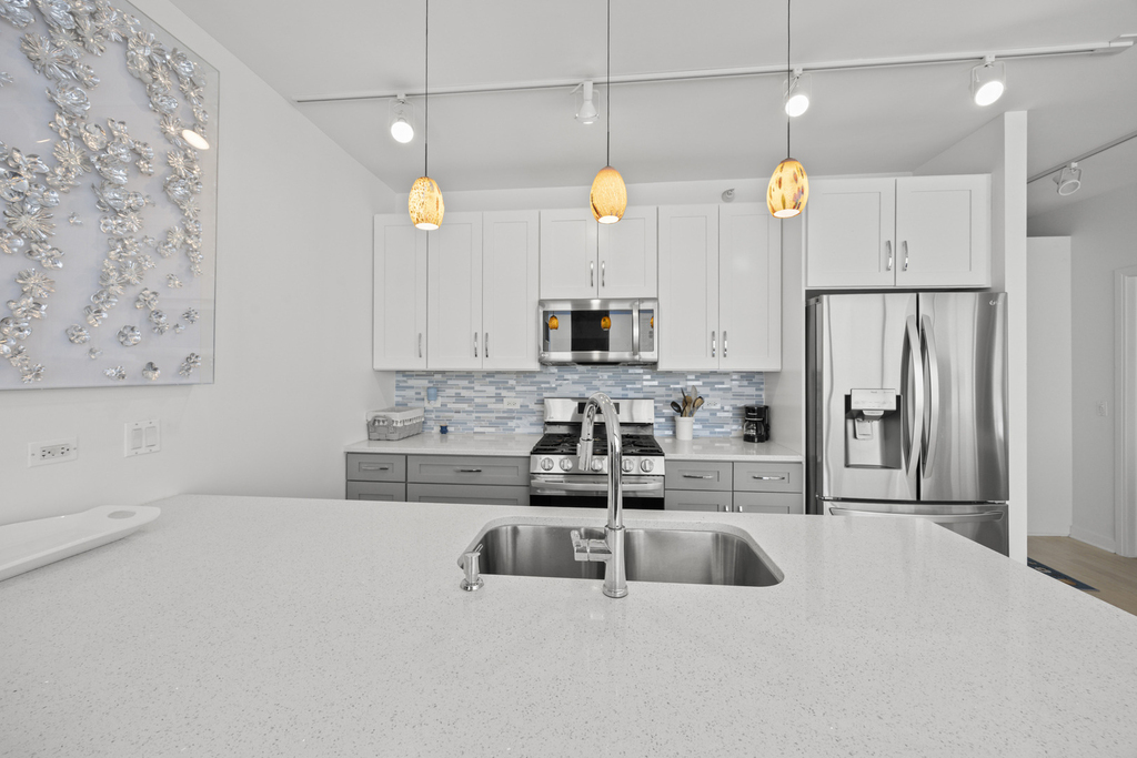 860 W Blackhawk Street - Photo 8