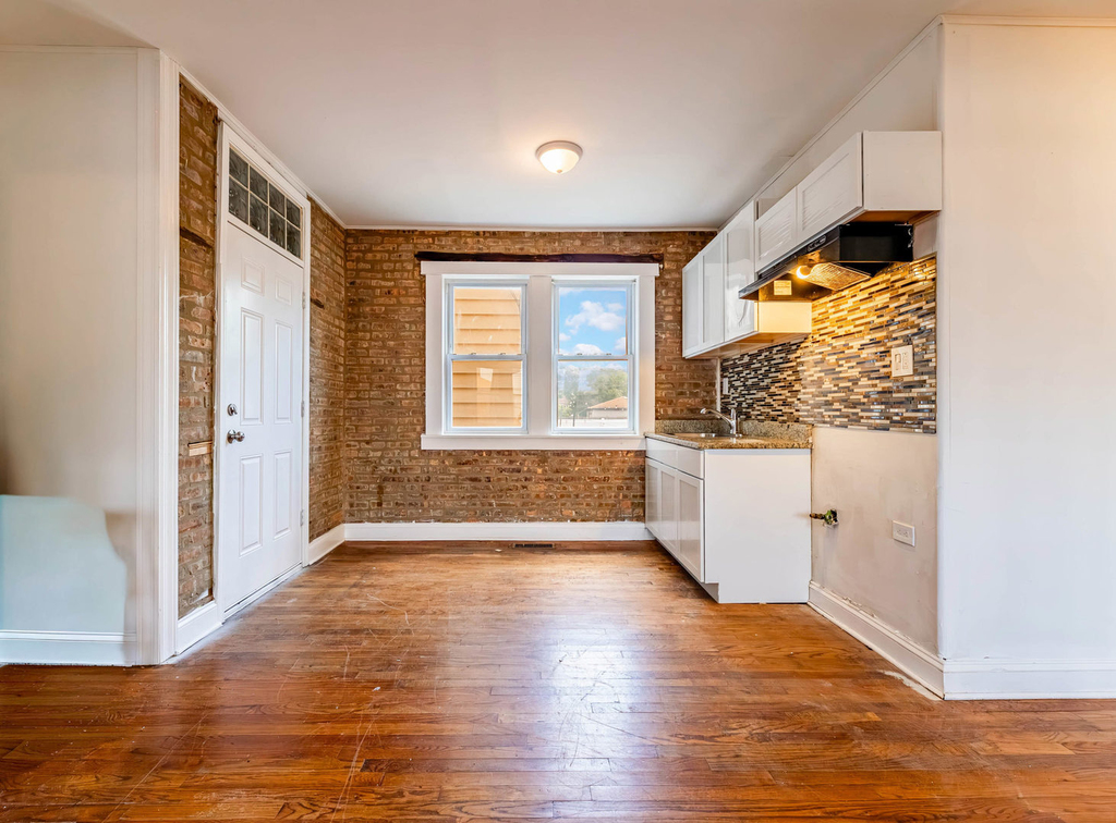 1633 W 76th Street - Photo 3