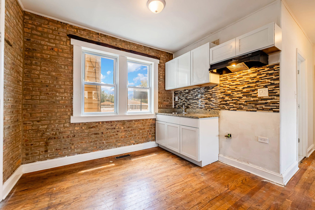 1633 W 76th Street - Photo 4