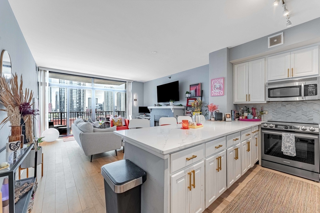 435 W Erie Street - Photo 1
