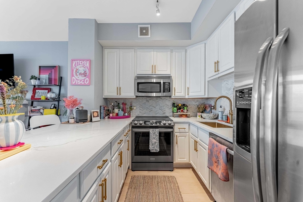 435 W Erie Street - Photo 2