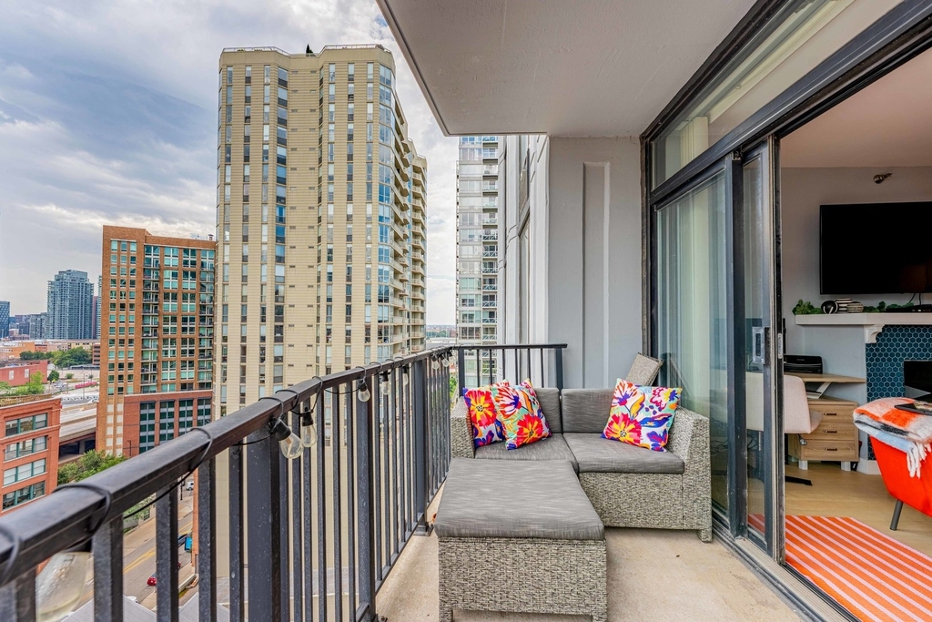 435 W Erie Street - Photo 9