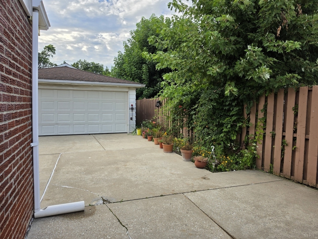 9104 Oleander Avenue - Photo 2