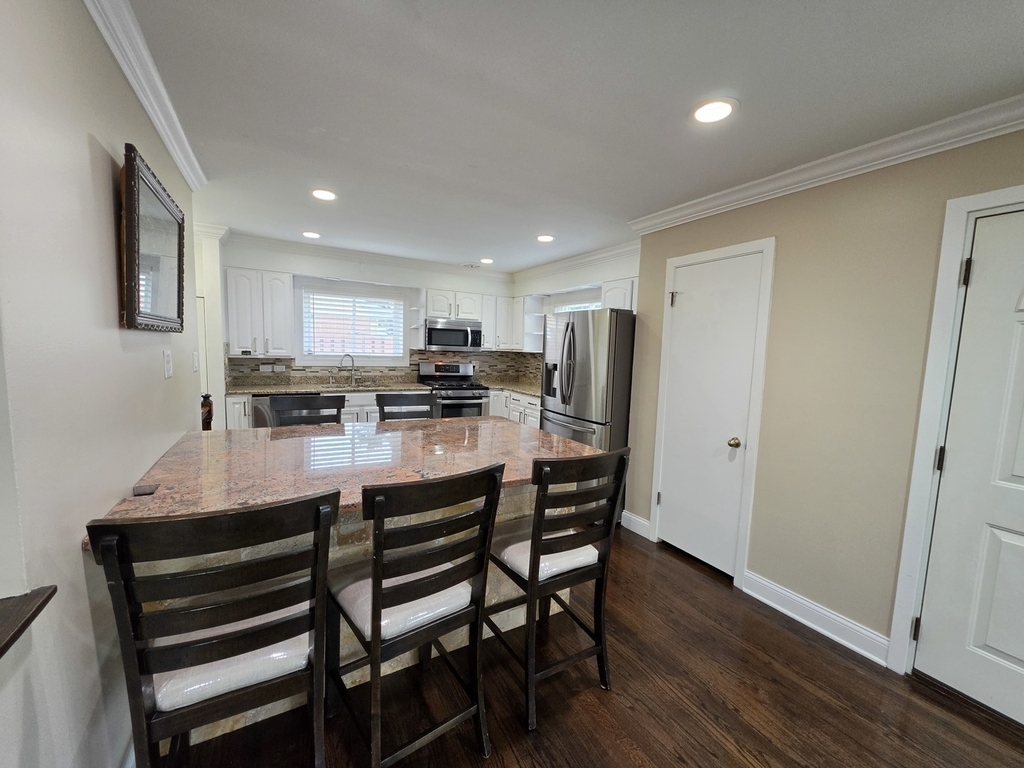 9104 Oleander Avenue - Photo 6