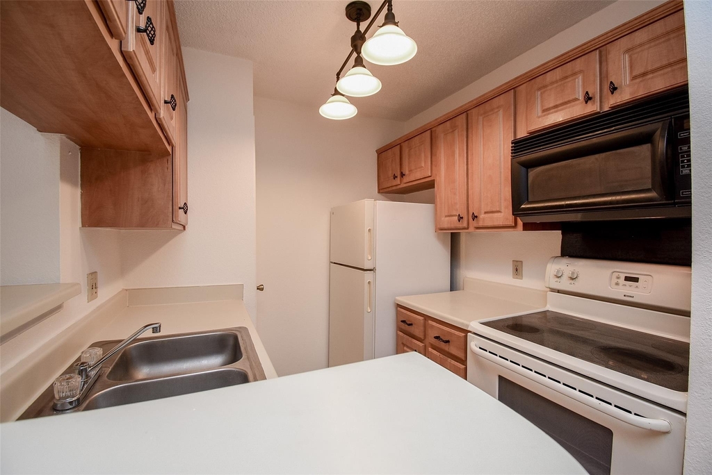 2121 Hepburn Street - Photo 6
