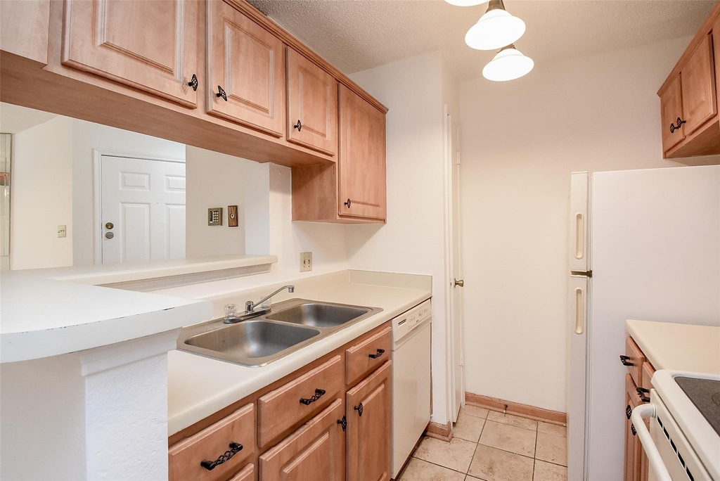 2121 Hepburn Street - Photo 7