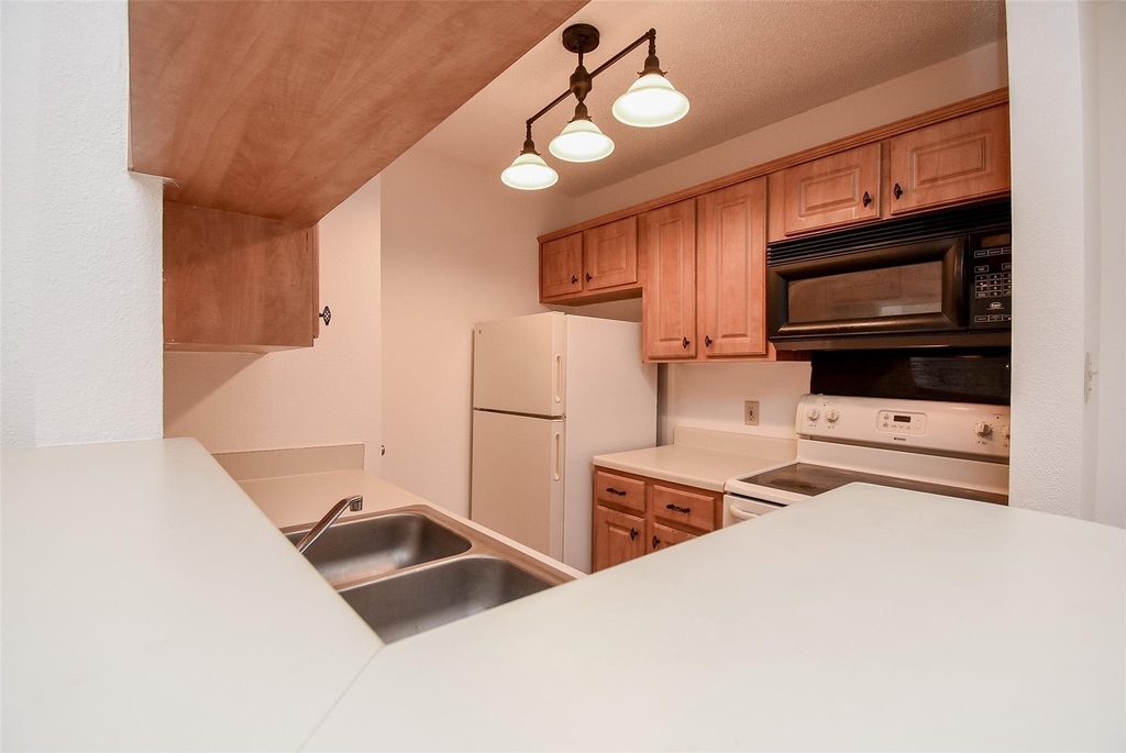 2121 Hepburn Street - Photo 5