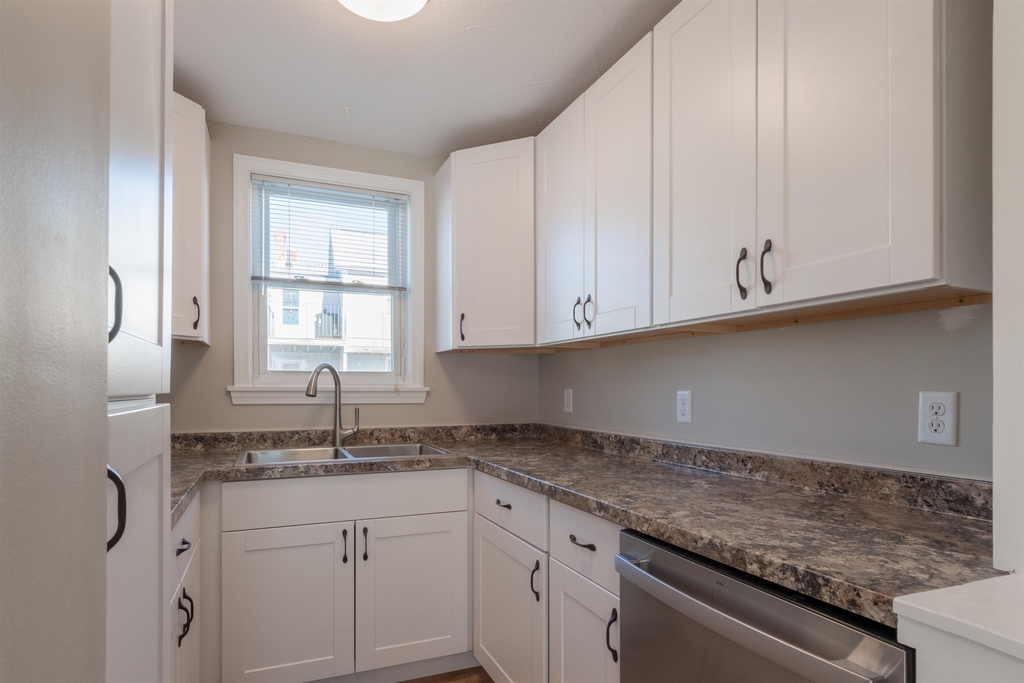 115 Belmont - Photo 4