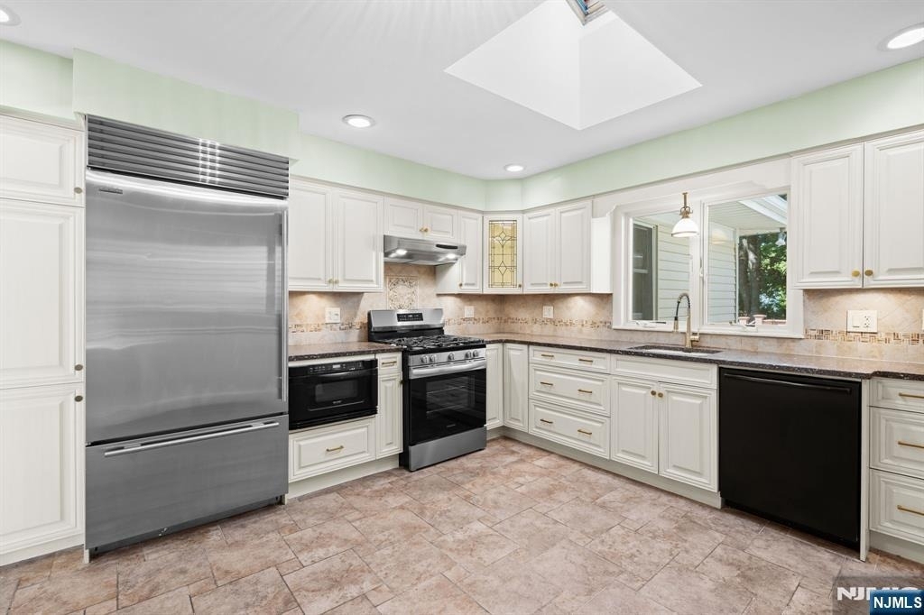 601 Iroquois - Photo 3