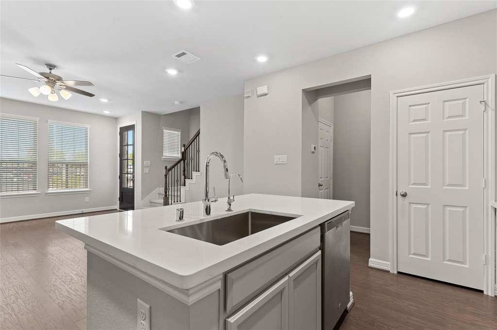 9511 Towne Lake Parkway - Photo 4
