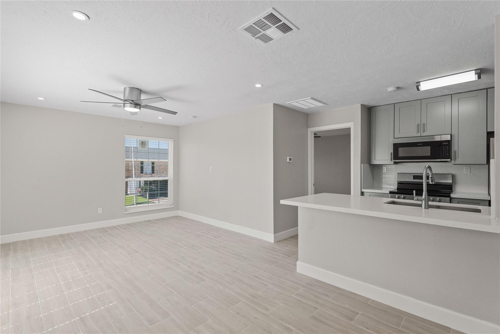 2121 Fountain View Drive - Photo 2