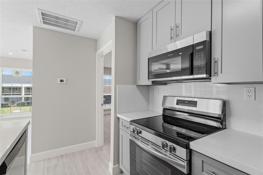 2121 Fountain View Drive - Photo 8