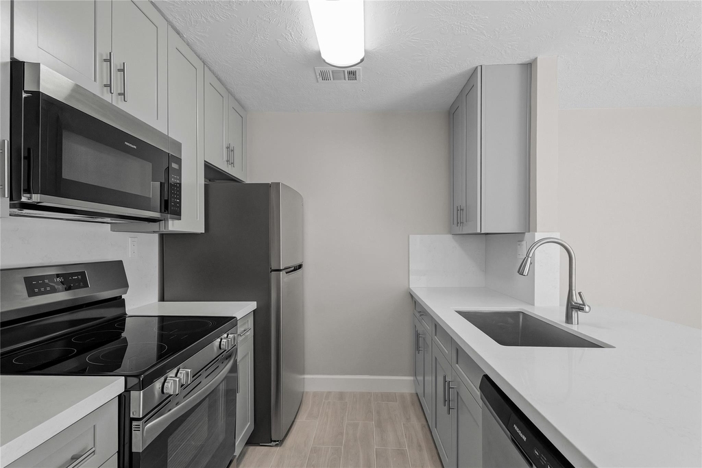 2121 Fountain View Drive - Photo 9