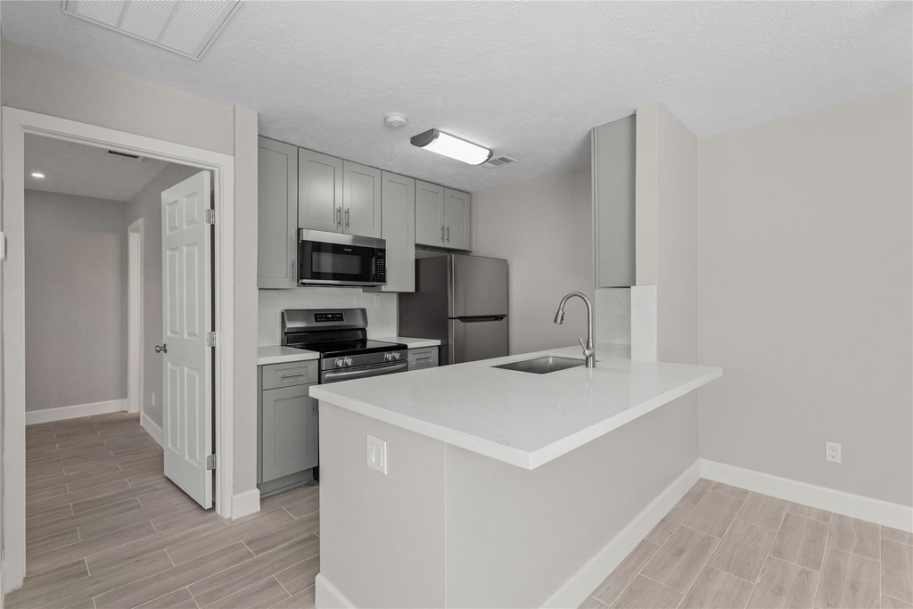2121 Fountain View Drive - Photo 3