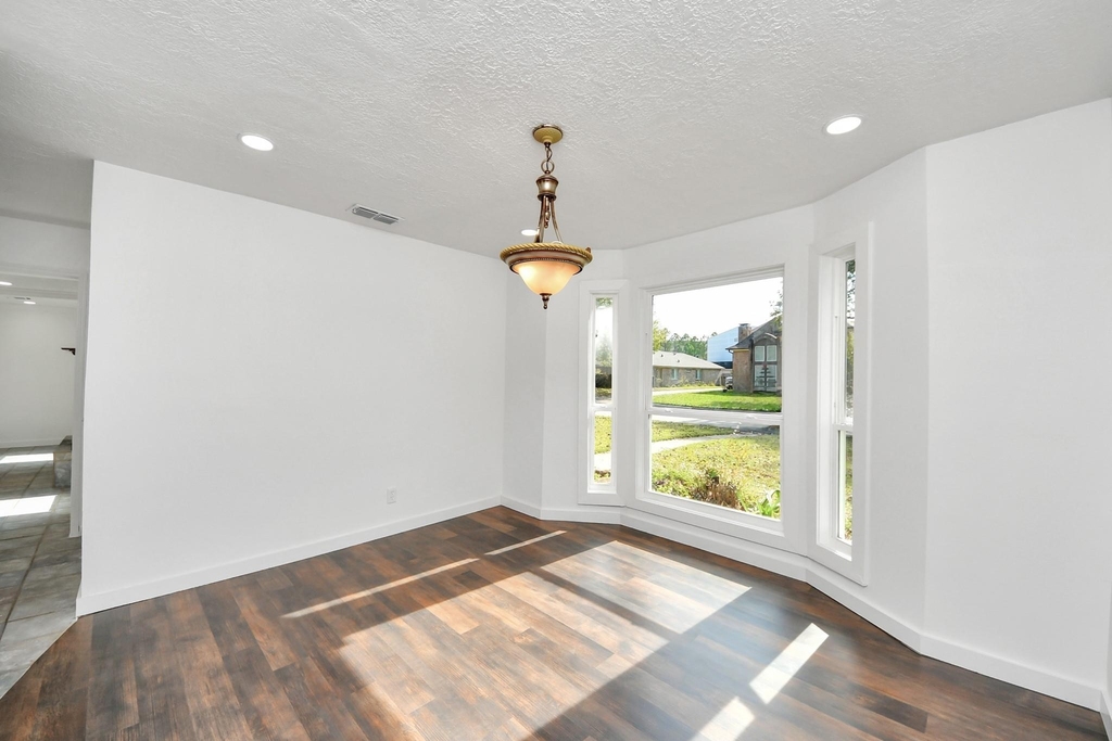 616 S Rivershire Drive - Photo 2
