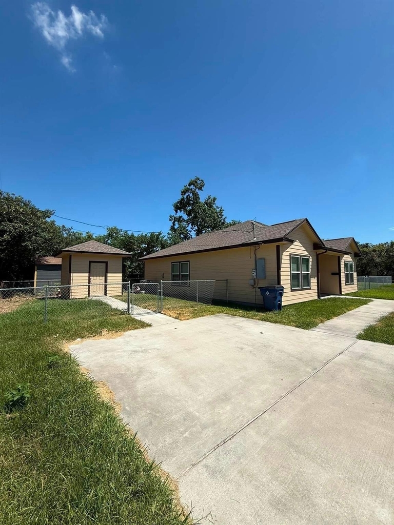 1140 2nd Avenue N - Photo 2