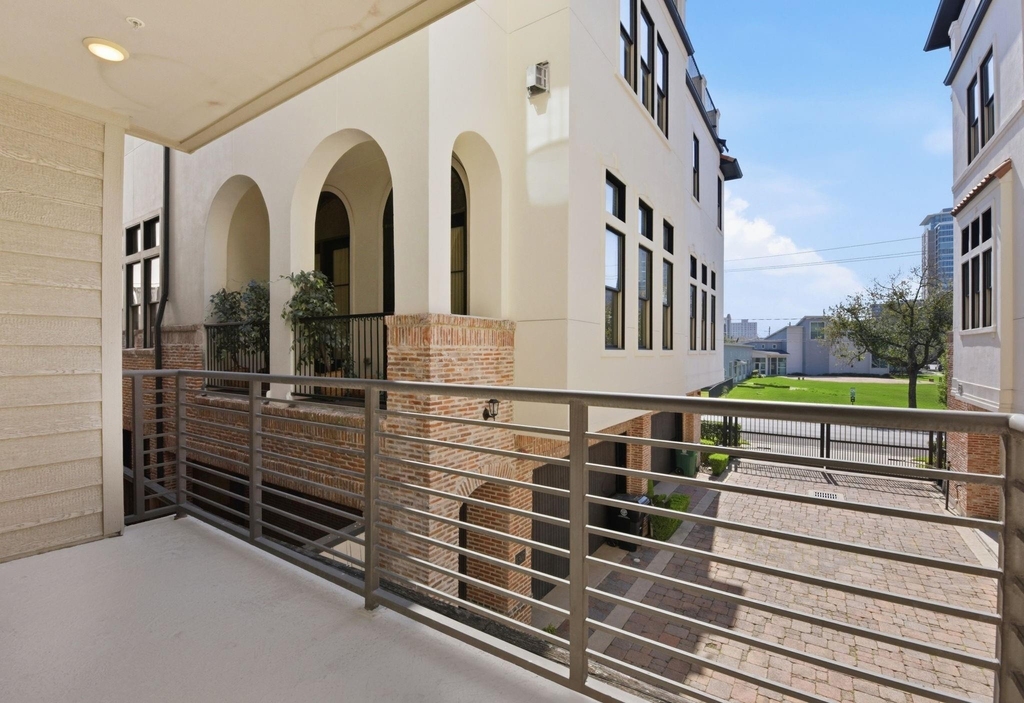 4819 Caroline Street - Photo 8