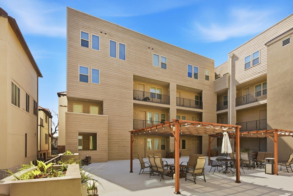 4819 Caroline Street - Photo 10
