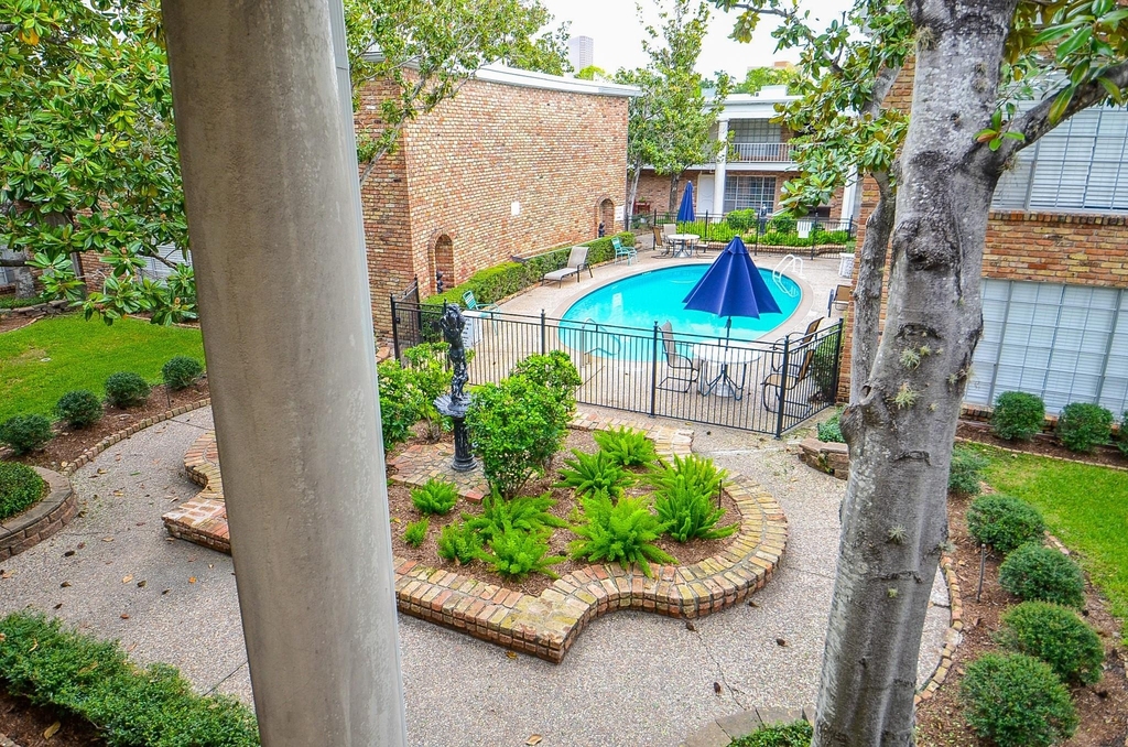 2121 Fountain View Drive - Photo 3