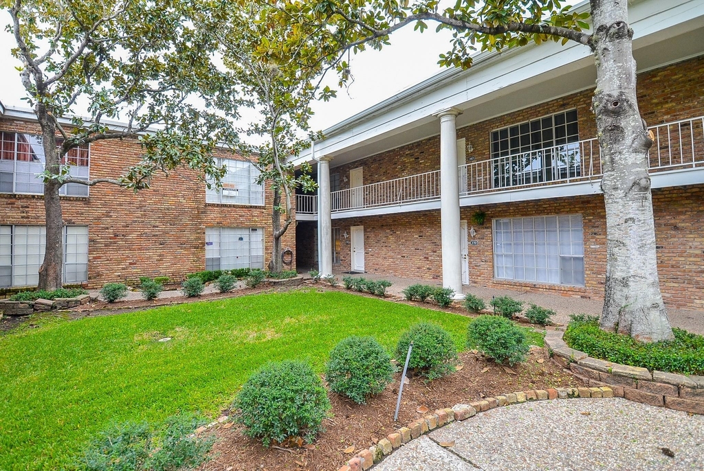 2121 Fountain View Drive - Photo 17