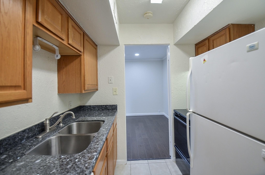 2121 Fountain View Drive - Photo 4