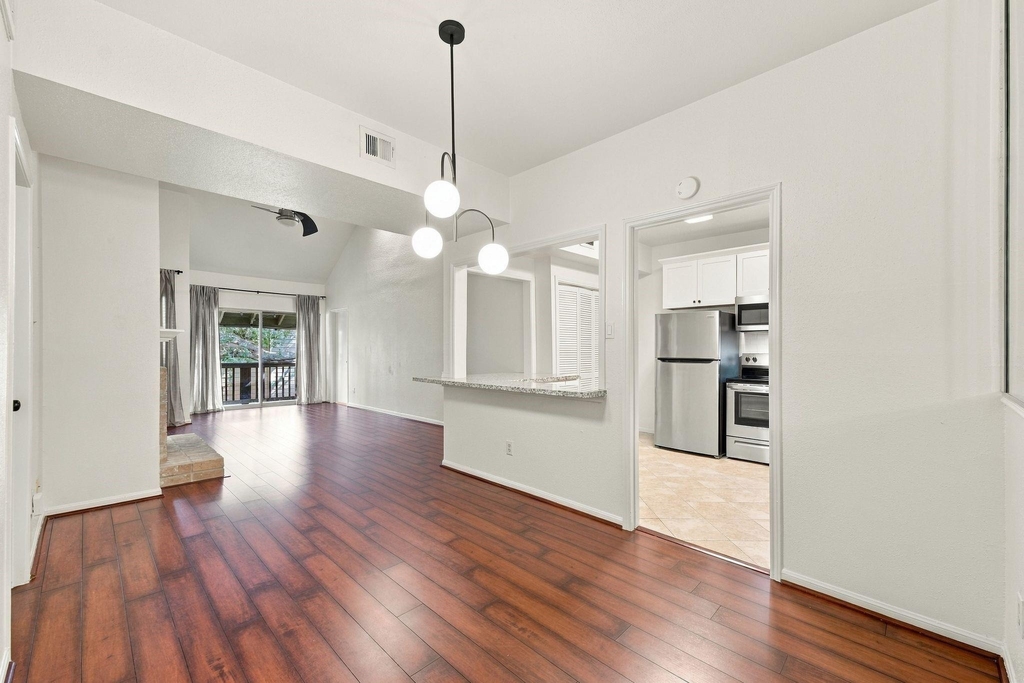 2100 Tanglewilde Street - Photo 6