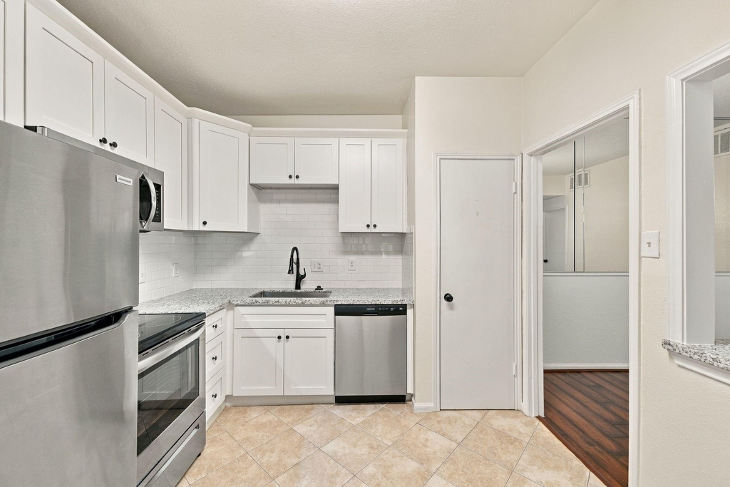 2100 Tanglewilde Street - Photo 8