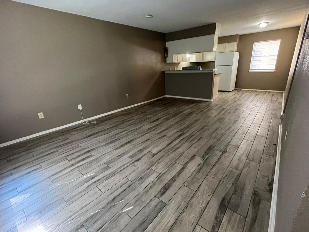 1842 Thompson Street - Photo 2