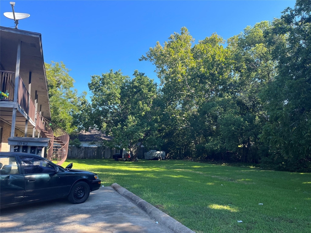 1842 Thompson Street - Photo 0