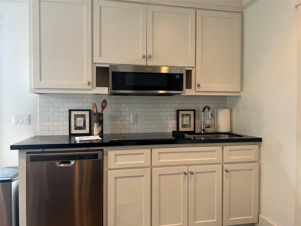 216 W 24th St - Photo 3