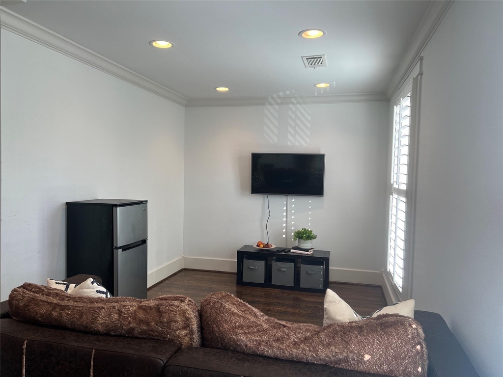 216 W 24th St - Photo 5