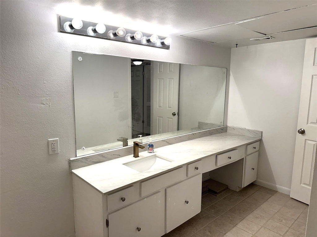 359 N Post Oak Lane - Photo 16