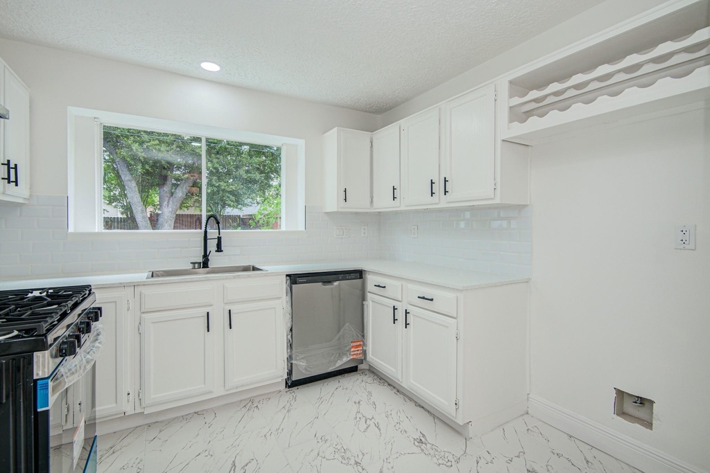 24127 Spring Towne Drive - Photo 10