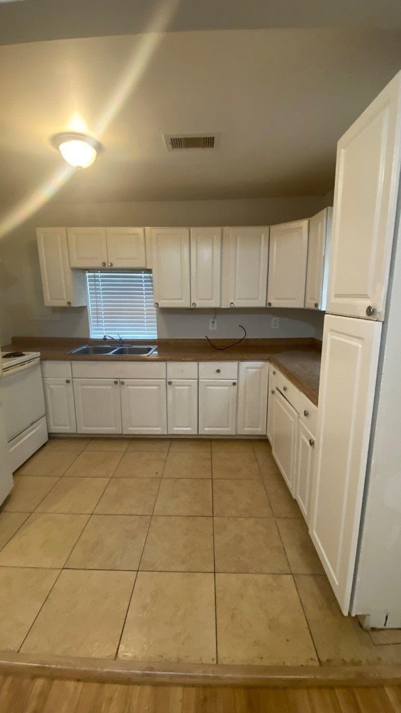 1918 Oleander Drive - Photo 5