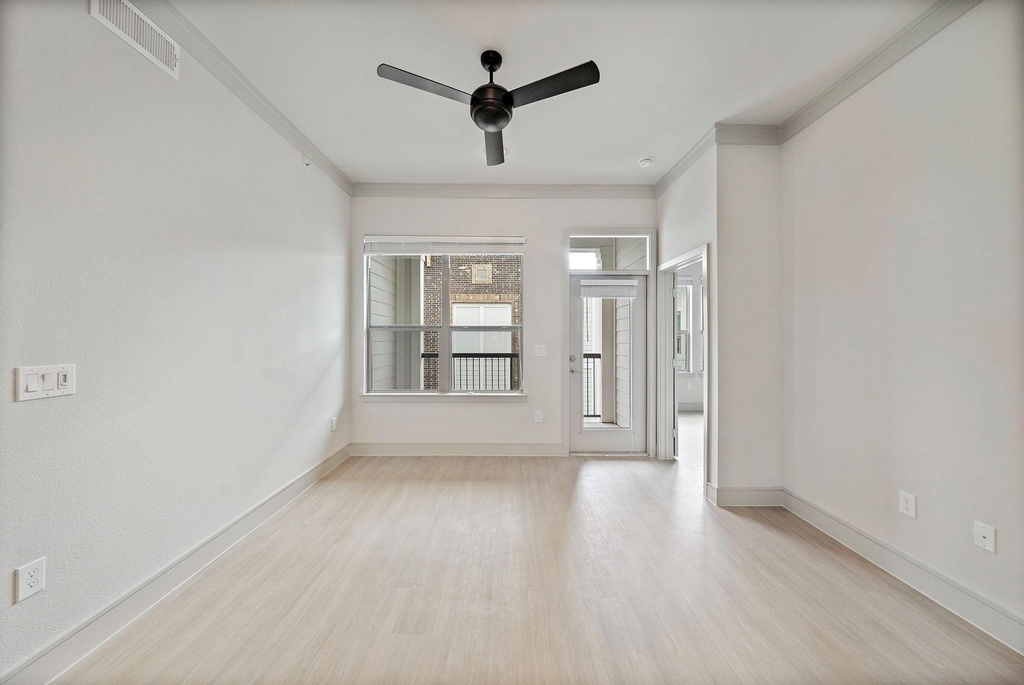 4840 North Shepherd Drive - Photo 2