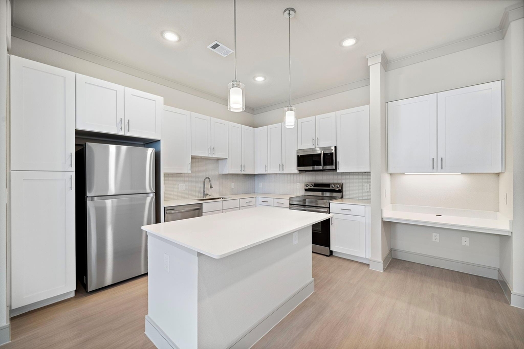 4840 North Shepherd Drive - Photo 1