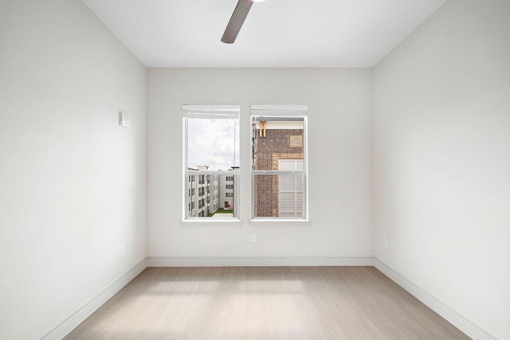4840 North Shepherd Drive - Photo 4